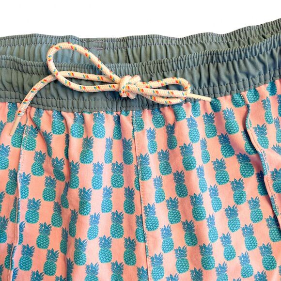 Chubbies Beach Club Men's Large Inseam 5.5" Pink & Blue Small Print Pineapples - Picture 8 of 9